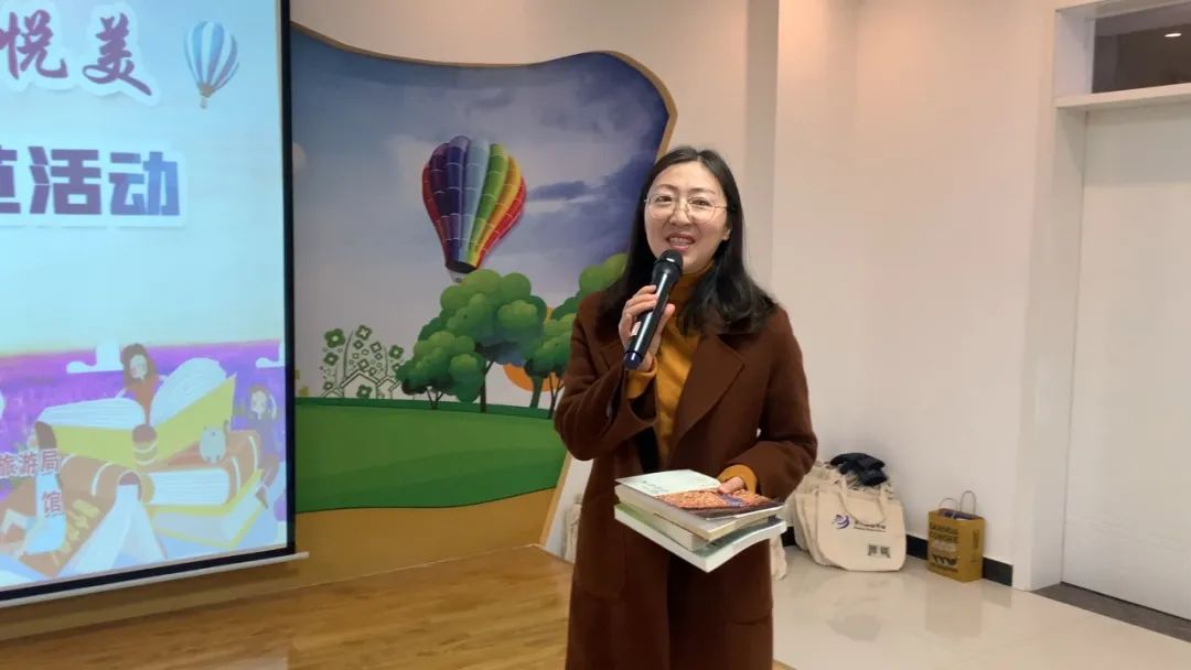 金昌市博物馆副馆长张德燕为大家讲解汉字的演变.
