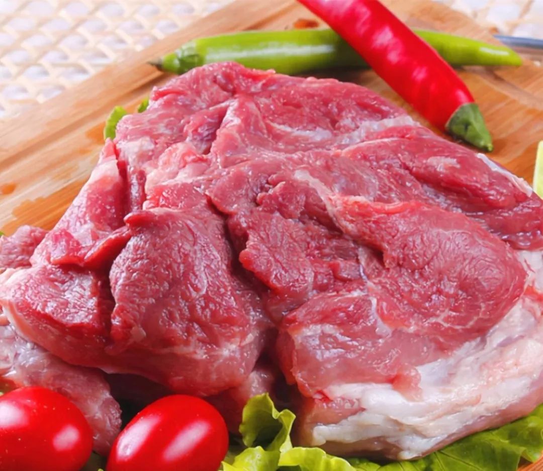 猪肉,一般这种肉一眼就能看出来,因为这种肉的外观看起来有颜色较深的