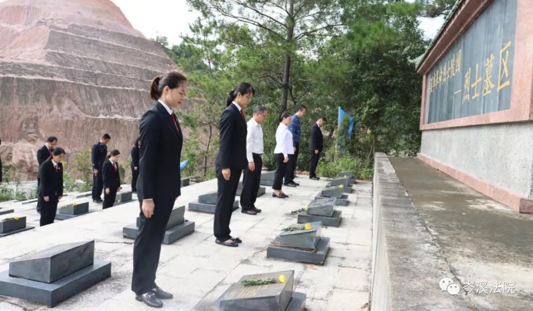 党员干警认真聆听着讲解员满怀激情地讲述林培斌等革命烈士浴血奋战