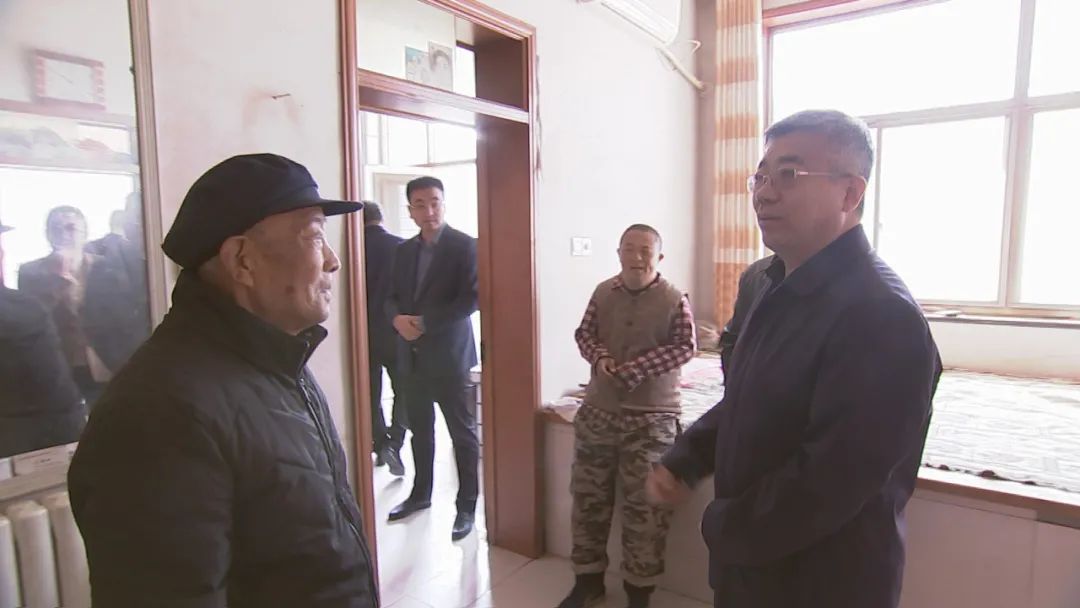 县委书记张国辉到新县镇调研
