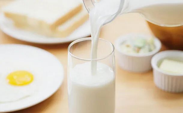 误区三:乳糖不耐受,还空腹喝乳糖不耐受人群体内缺乏分解乳糖的乳糖酶