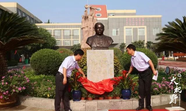 1935年暑假,楚图南离开开封,到上海国立暨南大学任教,他在上海写给"