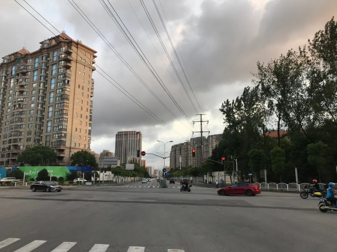 虹开发和古北新区建成后,市路政部门将古北路规划为浦西中心城"三纵三