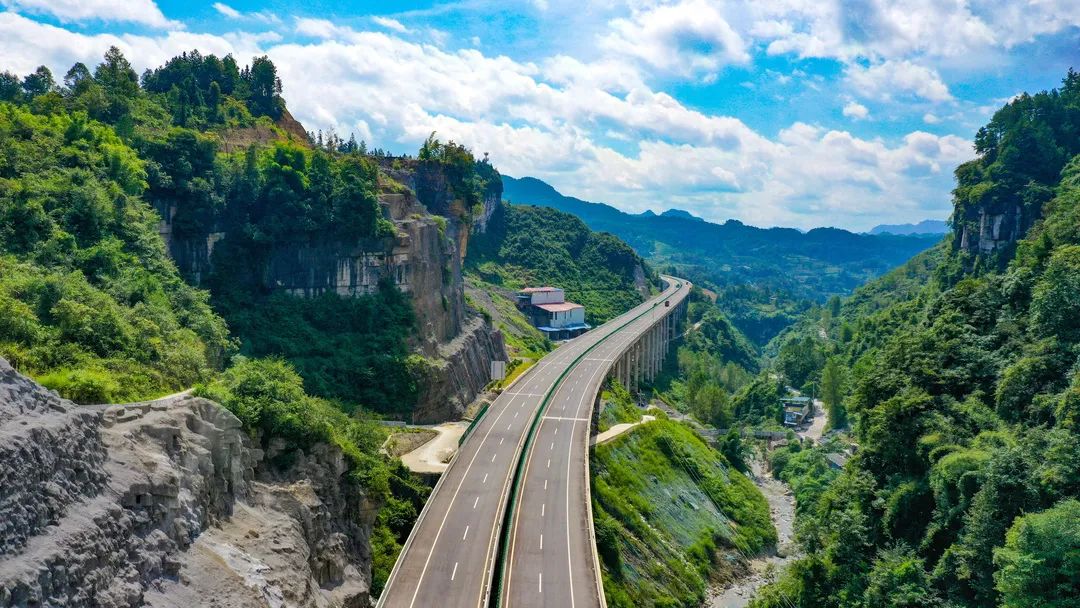 两地驾车1小时互通重庆"两群"↓↓↓实现全线通车石柱至黔江高速公路