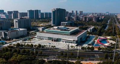 昨天(10月23日)上午10点,东台市图书馆综合体的阅读者咖啡吧里,一群人