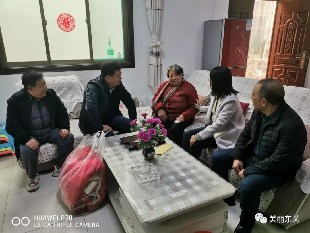 宝鸡市陈仓区人大常委会领导闫海艳来东关街道走访慰问特困高龄老人