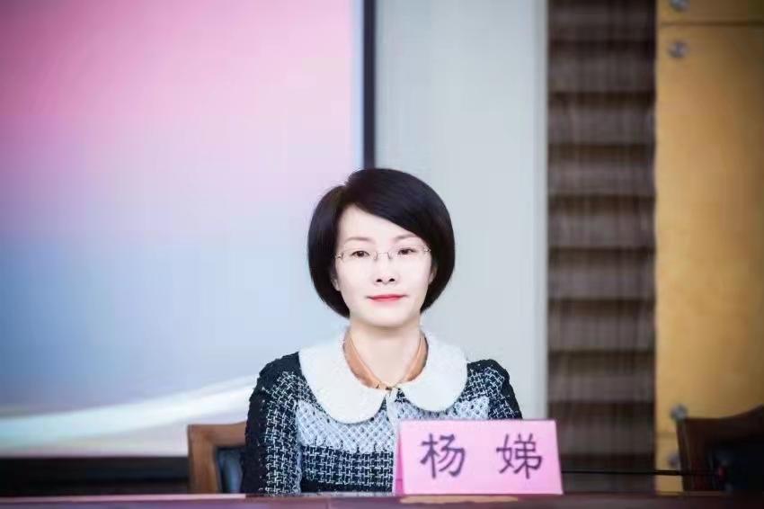 杨娣代表市妇联向大会召开表示热烈祝贺.