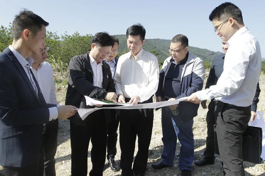 澎湃号>云浮市云城区人民法院> 在高峰街彩营村某石灰石矿现场梁仁球