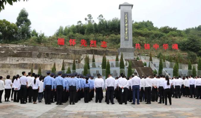 彭州市各界群众在烈士陵园祭奠英烈