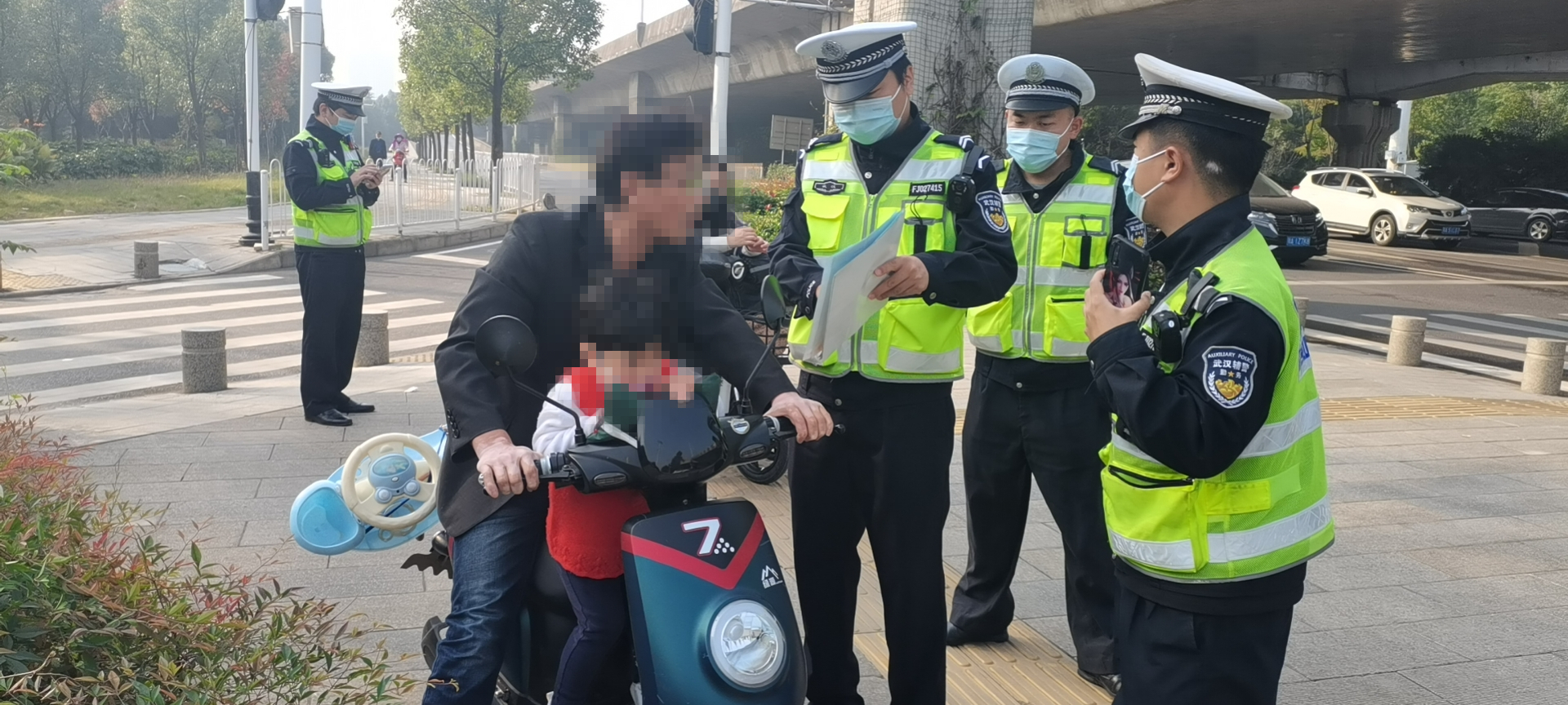 电动自行车闯红灯也要罚?武汉东湖交警严查电动自行车闯红灯