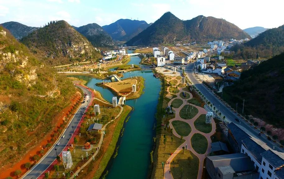 兴义市雨补鲁村的美丽农田 王明锋 摄兴义市纳灰村像一幅浓墨重彩的