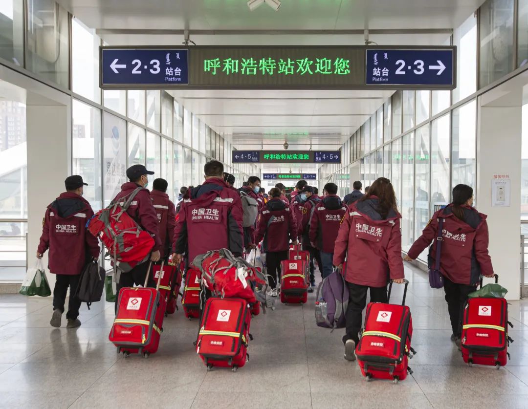 安全抵达260名医务人员乘专列紧急驰援额济纳