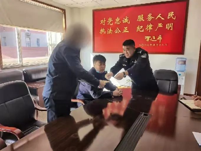 在承认自己错误行为的同时对民警在金钱面前不为所动,坚持秉公执法,清