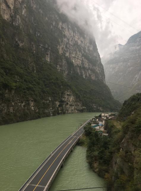 谷底下的水上公路伴着碧绿的卧波,蜿蜒伸向座座大山.