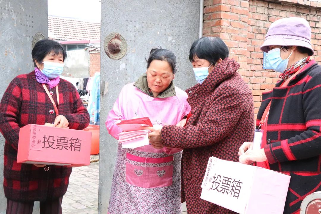 澎湃号>美丽武清> 村干部带领负责流动投票工作的成员,登门入户,为