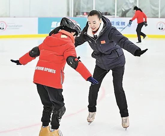 (2021-10-29 08版)中国花样滑冰世界冠军陈露带领孩子上冰雪 "我要