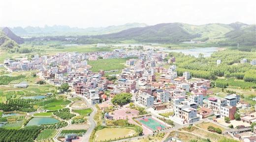 或围桌下棋……深秋时节,武宣县桐岭镇和律村雅度屯,一幅美丽的乡村