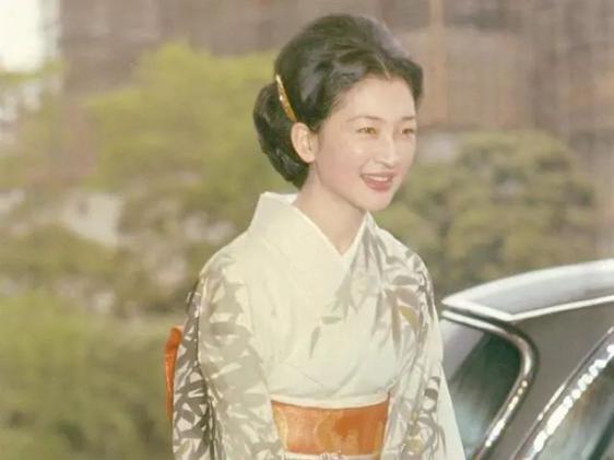 在这种精英家庭中长大的美智子,养尊处优,才貌双全.