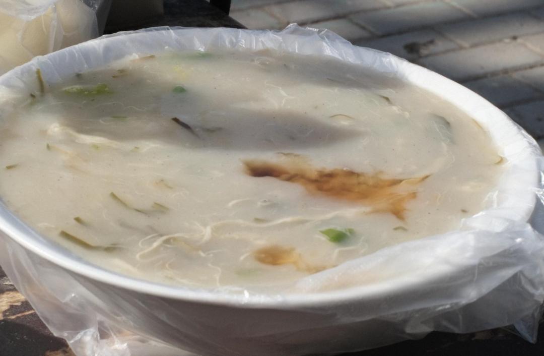 濮阳的白色胡辣汤丨拍摄 莺时在濮阳,白胡辣汤的标配,是面托儿—一
