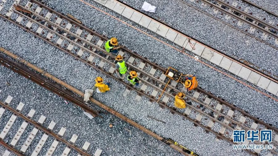 中老铁路勐松二号隧道附近,铁路建设者正在进行轨道精调(摄于10月27日