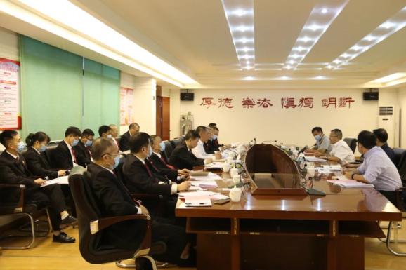 澎湃号>揭阳市榕城区法院> 座谈会上,曹利听取了榕城法院工作情况汇报