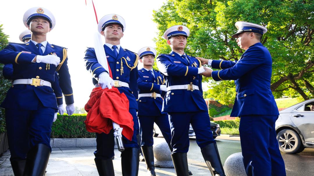 首届中国消防忠诚卫士章文锋践行训词当先锋坚守初心写忠诚