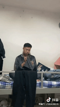 大男人顿时遭受一万点暴击猛的一抬头单身狗小陈同学山东一高校寝室前