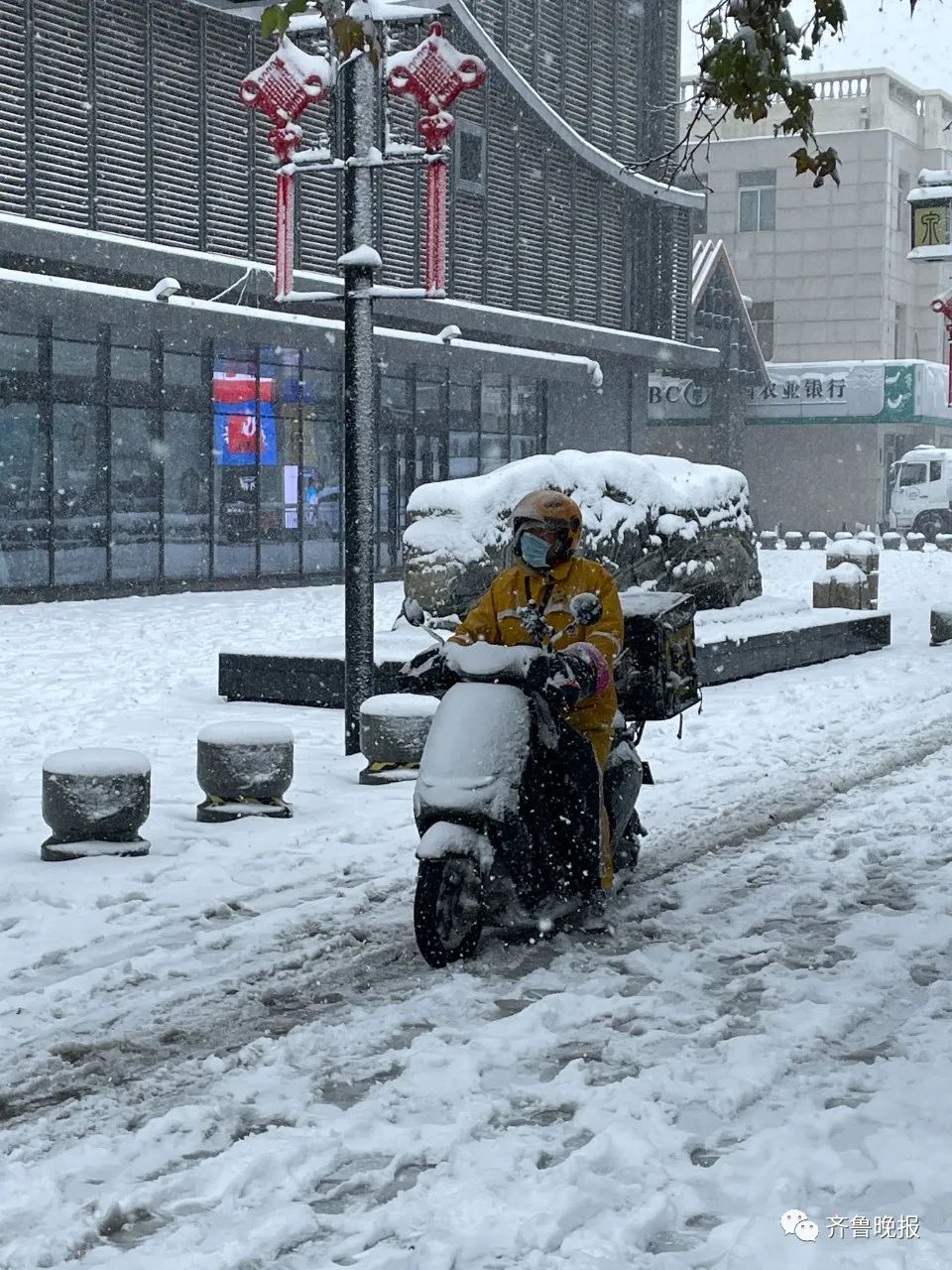 济南已达暴雪绕城高速关闭多路公交停运景区临时闭园外卖小哥走着送餐