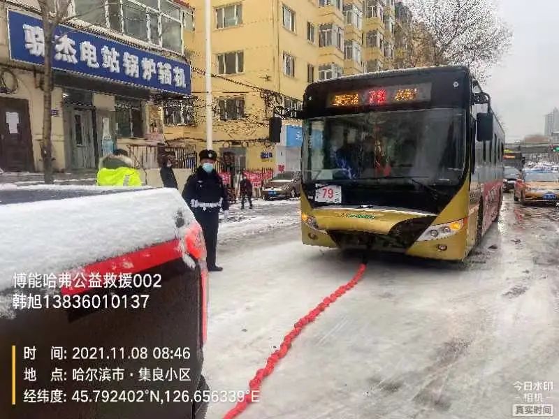 冰城暖城67公交车雪中抛锚驾驶员和乘客被困关键时刻他们一起出手了