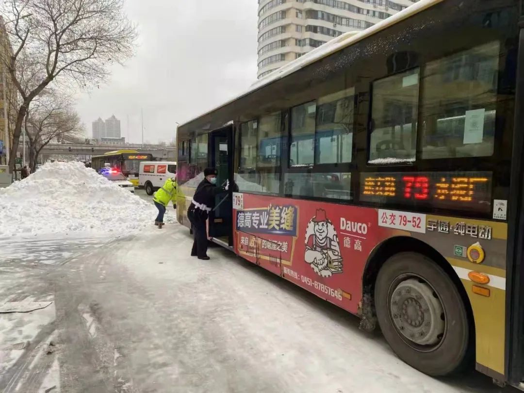 冰城暖城67公交车雪中抛锚驾驶员和乘客被困关键时刻他们一起出手了