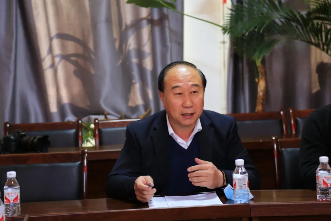 区委书记王显志深入呼中区广播电视台走访慰问记者