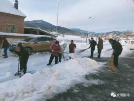 者清扫村内主街道积雪▲新地乡志愿服务支队全力清理村内主街道积雪