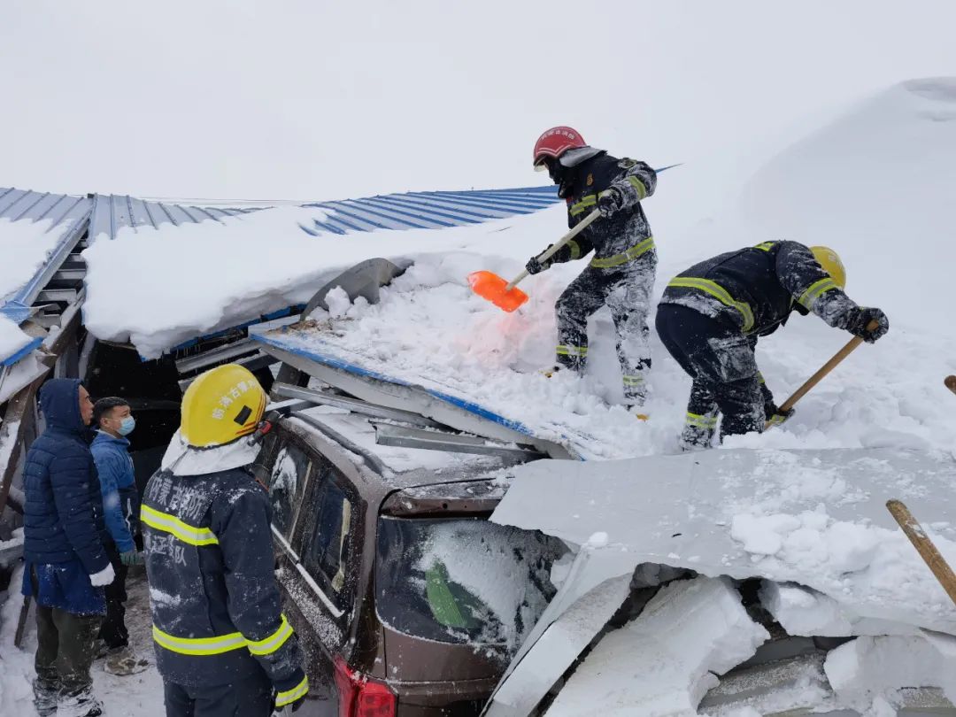 近日,内蒙古自治区通辽市库伦旗一钢棚被积雪压塌,消防救援人员立即赶