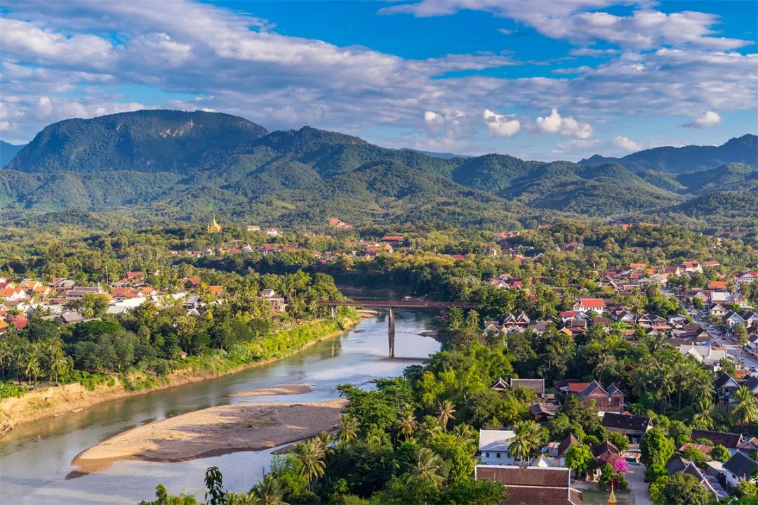 中老铁路琅勃拉邦站位于老挝著名文化古都和佛教中心琅勃拉邦省.