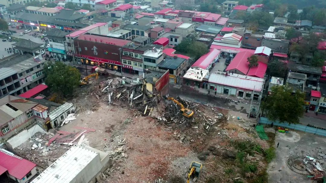 "近日,在磁县鼓楼南大街,谈起拆除老旧建筑工作,居民都表示赞同.