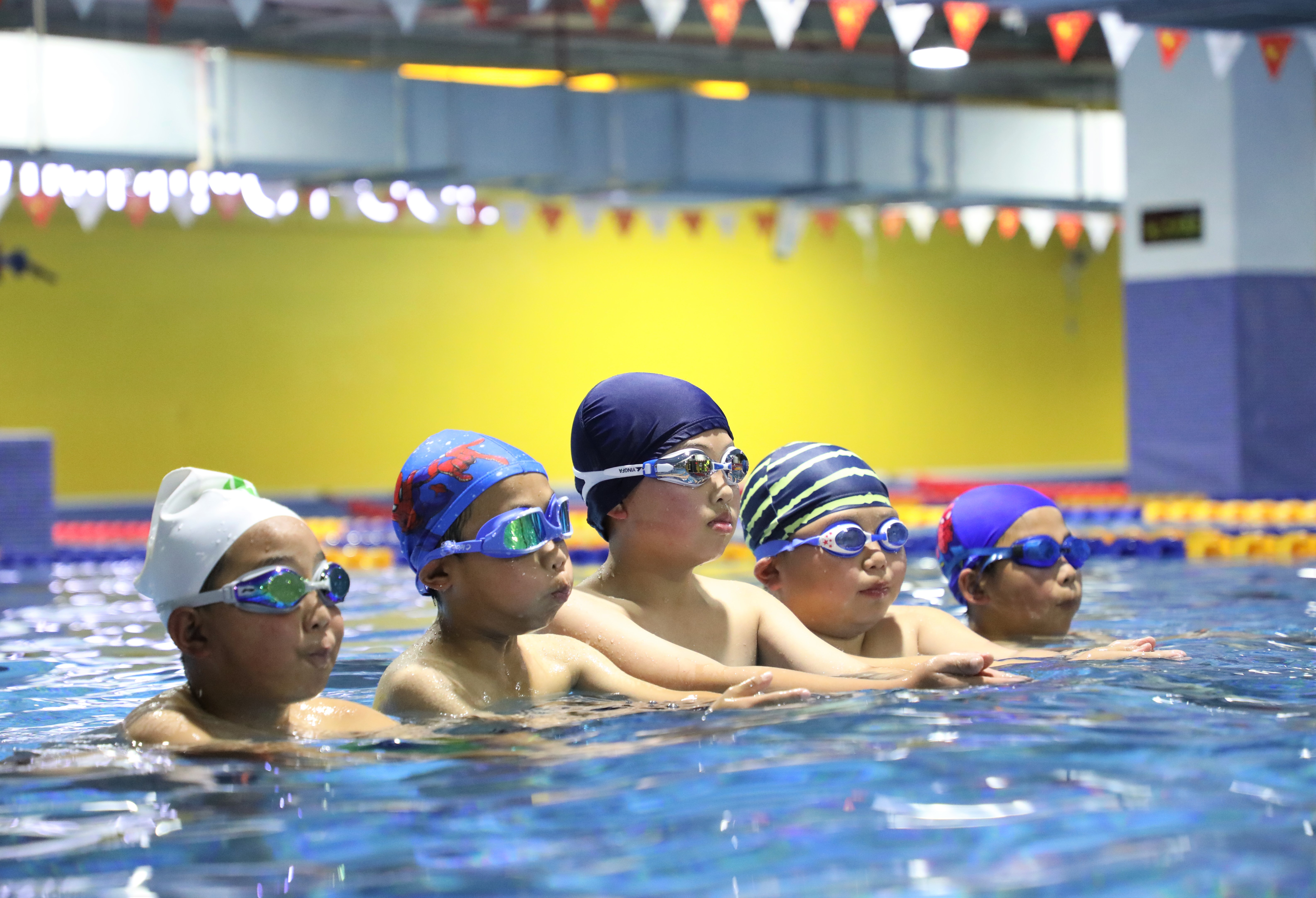 把特色课程与推进学生多元化发展相结合,将游泳这一重要生存技能以点