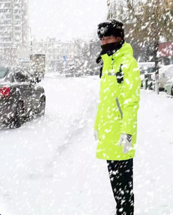 梅河口交警风雪中你们是最闪亮的一颗星