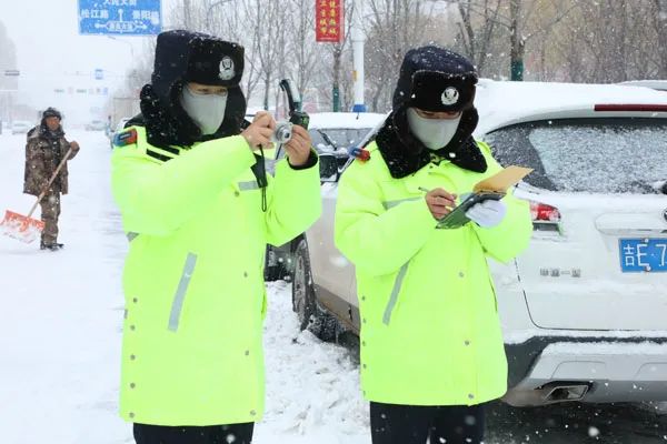 梅河口交警风雪中你们是最闪亮的一颗星