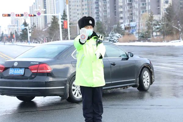 梅河口交警风雪中你们是最闪亮的一颗星