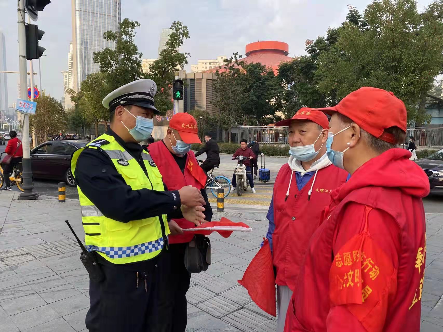 3000余名交通志愿者走上街头共同倡导文明出行新风尚