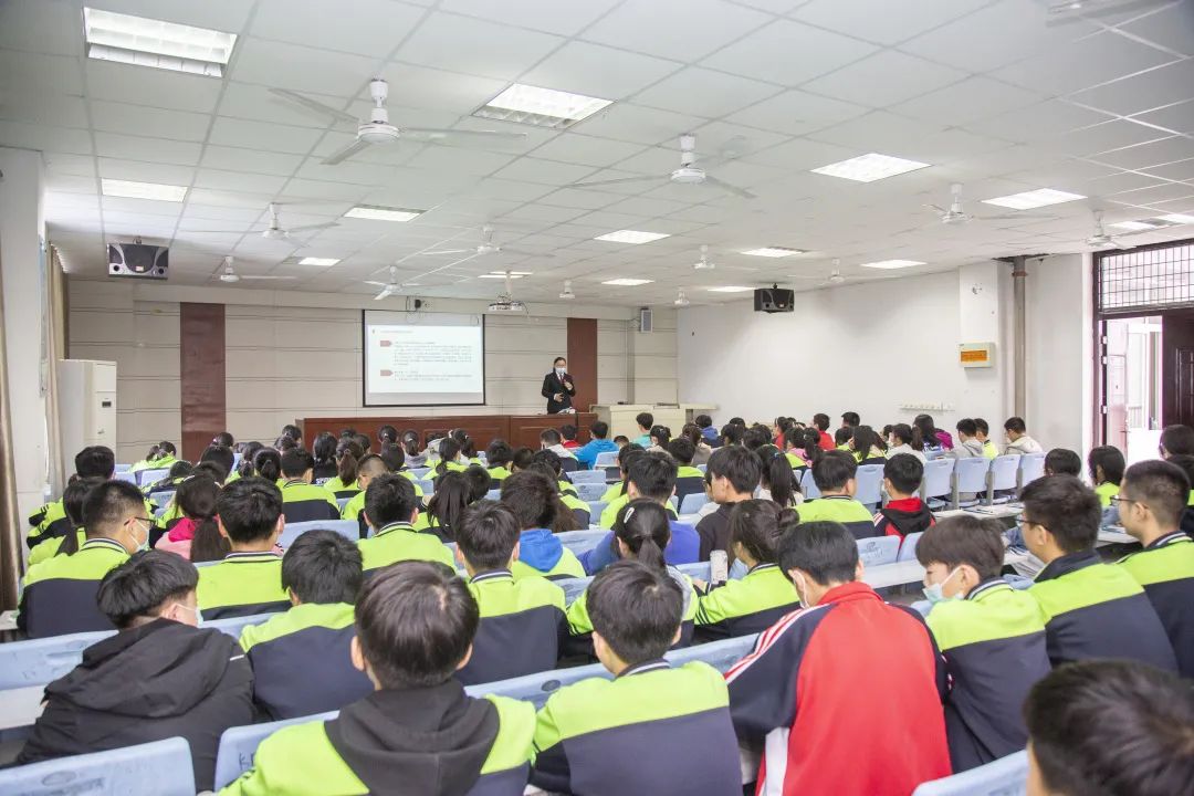 近日,相山区法院家事审判庭法官王曼曼走进淮纺路中学,将青少年成长