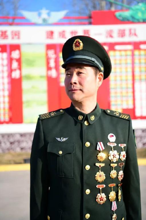 "坦克兵王"丁辉"潜艇兵王"王昌来检修所设备技师,一级军士长 郑红梅人