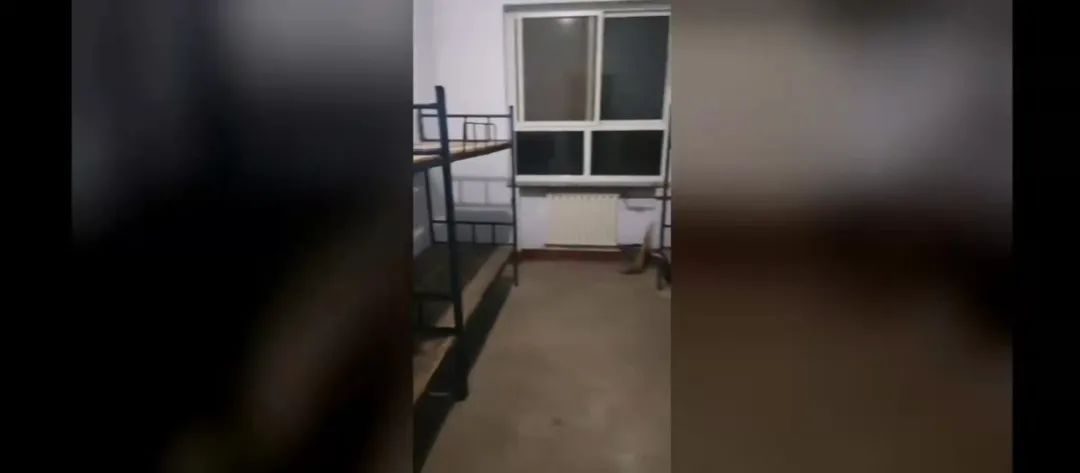 住在一所中学的学生宿舍,他和同事在当地张志杰告诉记者,为何留下这张