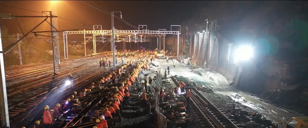 500铁路工人为何夜战寒冬中国力量