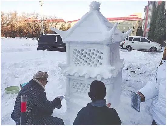 惊艳大庆学生雪造灯塔火遍全网网友这是堆雪人的最高境界啊