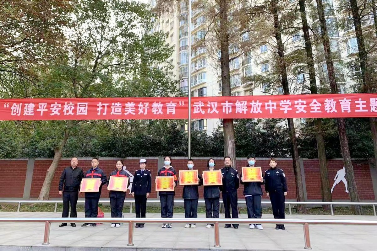 15日,武汉市公安局江岸区交通大队与武汉市解放中学联手开展了一场别