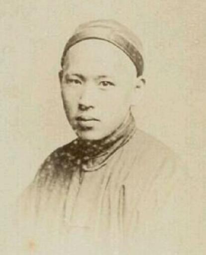 1877年,18岁的萨镇冰获得赴英国留学的资格,与严复,林泰曾,叶祖珪等人