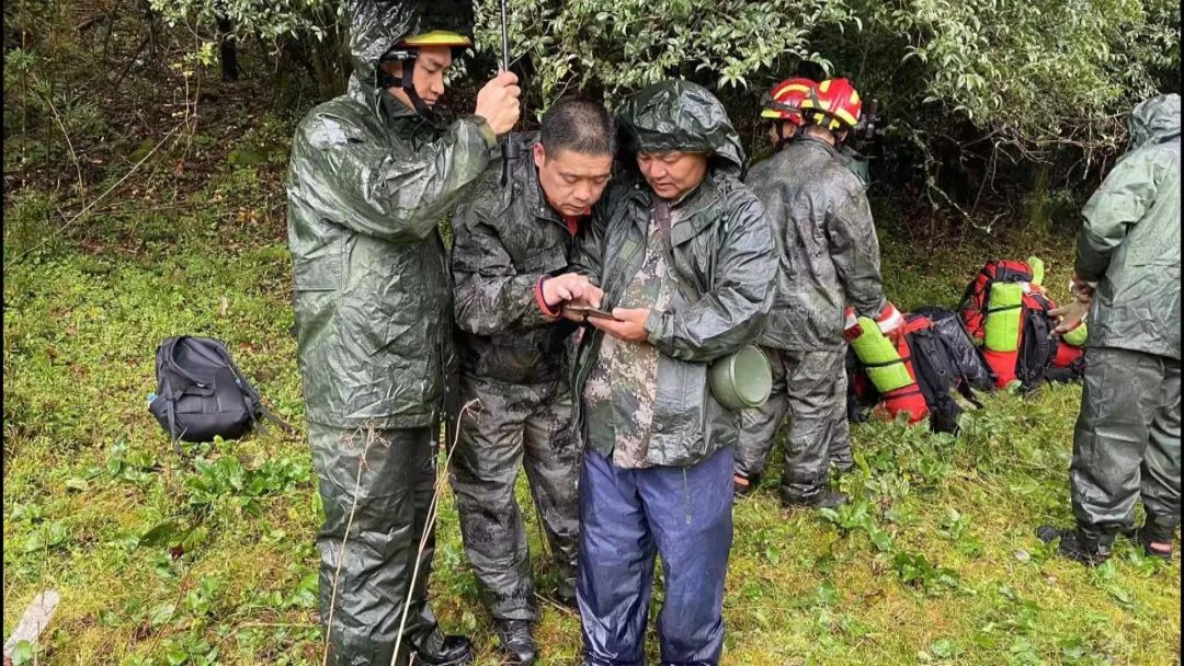 县哀牢山管护局,县消防救援队,水塘镇出动搜救车22辆,搜救人员93名