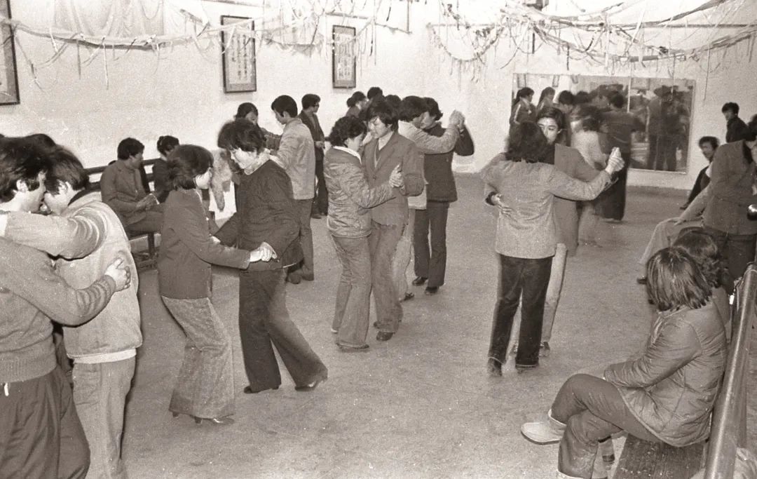 1983年,杨乃燕/摄学生在学习英语,杨乃燕/摄1982年的柯桥时尚女青年