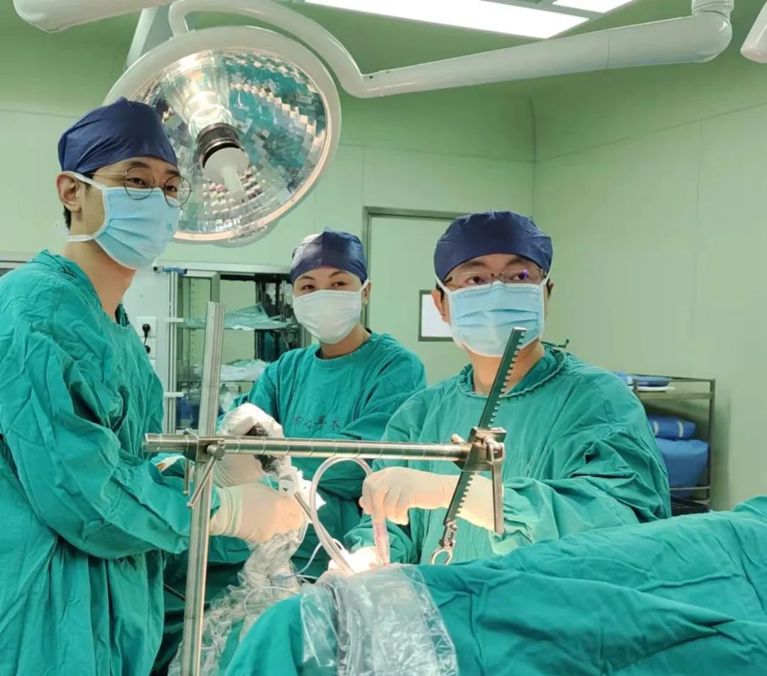 胸外科团队进行胸腺瘤微创手术